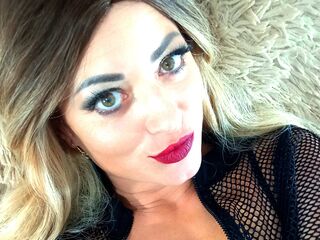 cam girl masturbating with vibrator LionessoneForu