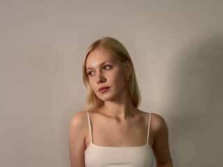 topless webcam girl AishaNaeher