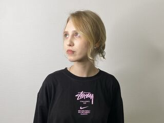 camgirl masturbating with sex toy BenitaMoorehouse