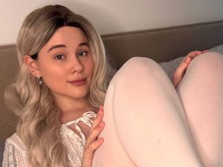 naked girl with live cam fingering DeluaMoon