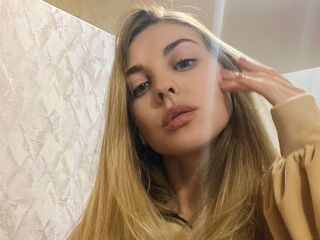 masturbating camgirl EmilyHollister