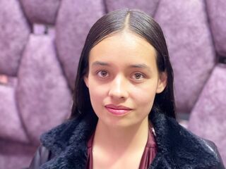 cam whore IssaMontenegro