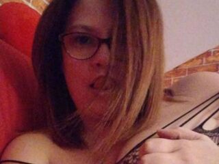 camgirl masturbating with vibrator MattildeHellen