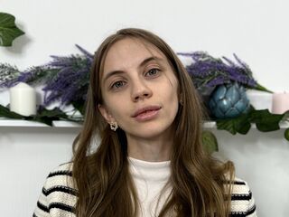 naughty camgirl masturbating with vibrator QuennaGammell