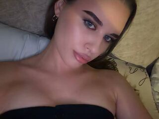live webcam model RhiannonJumper