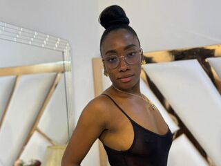 camslut naked SelenaHadid