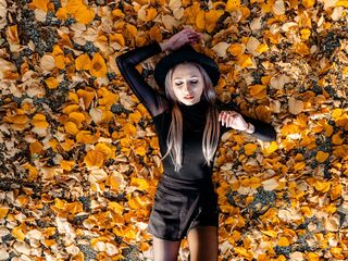 girl fingering bald pussy SerayaRose