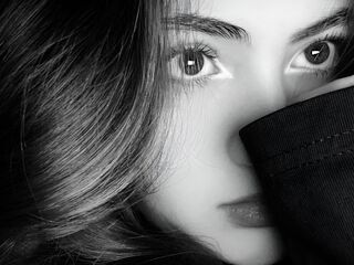 naked camgirl masturbating with vibrator VickyToure