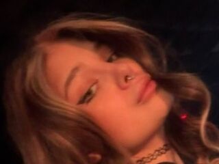 naked camgirl masturbating with vibrator ViolaKerelina