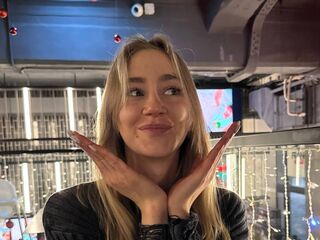 cam girl playing with dildo ZenaDeruiter